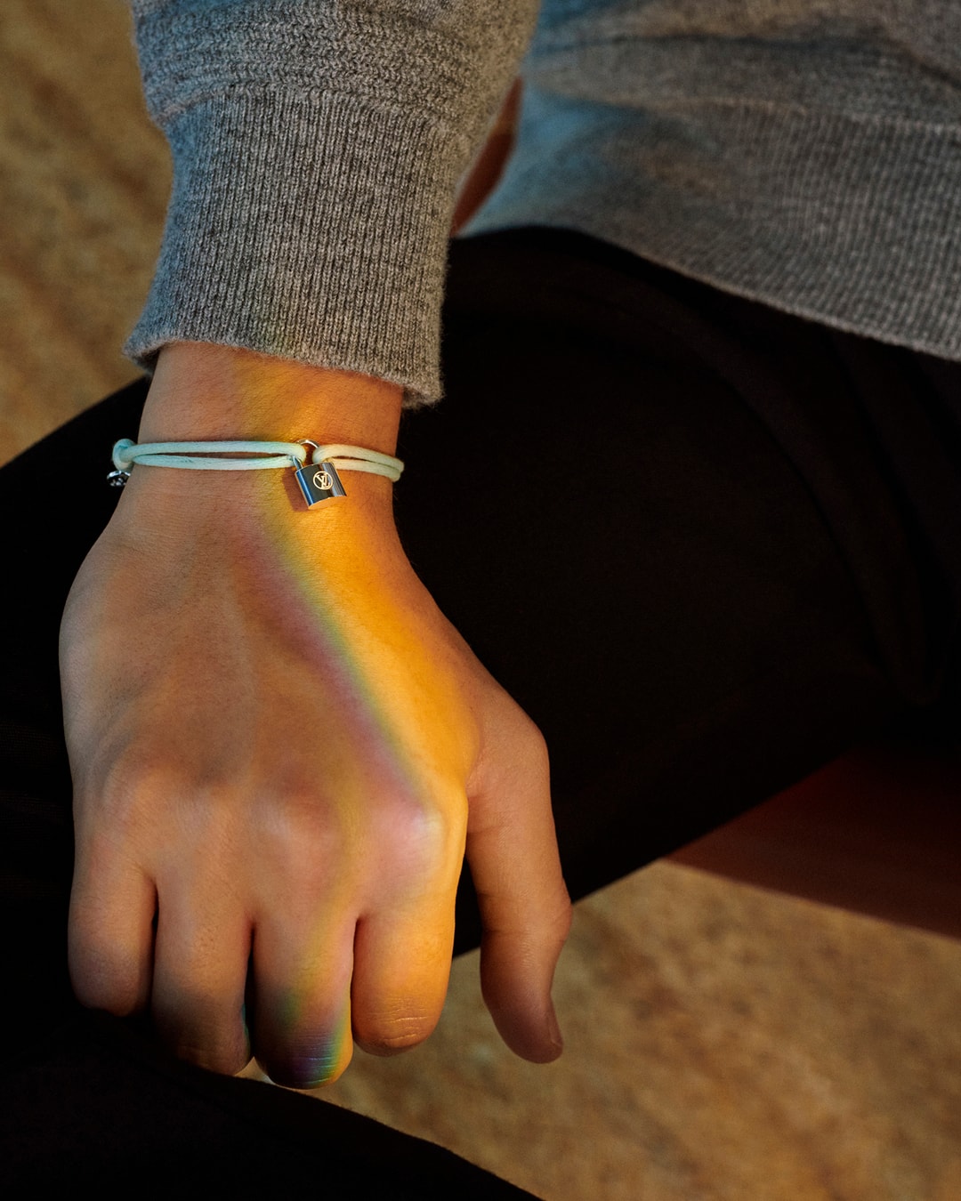 Louis Vuitton 携手 UNICEF 推出新款 Silver Lockit 手链与 Doudou Louis 泰迪熊