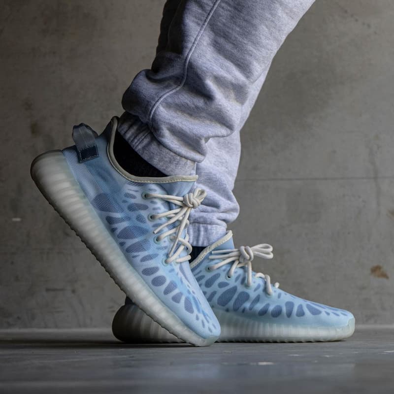 adidas YEEZY BOOST 350 V2 最新配色「Mono Ice」上腳圖輯率先曝光