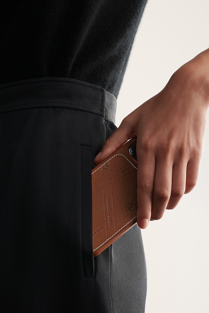 Hermès 推出全新 Fawn Barénia 上乘小牛皮製手機保護殼
