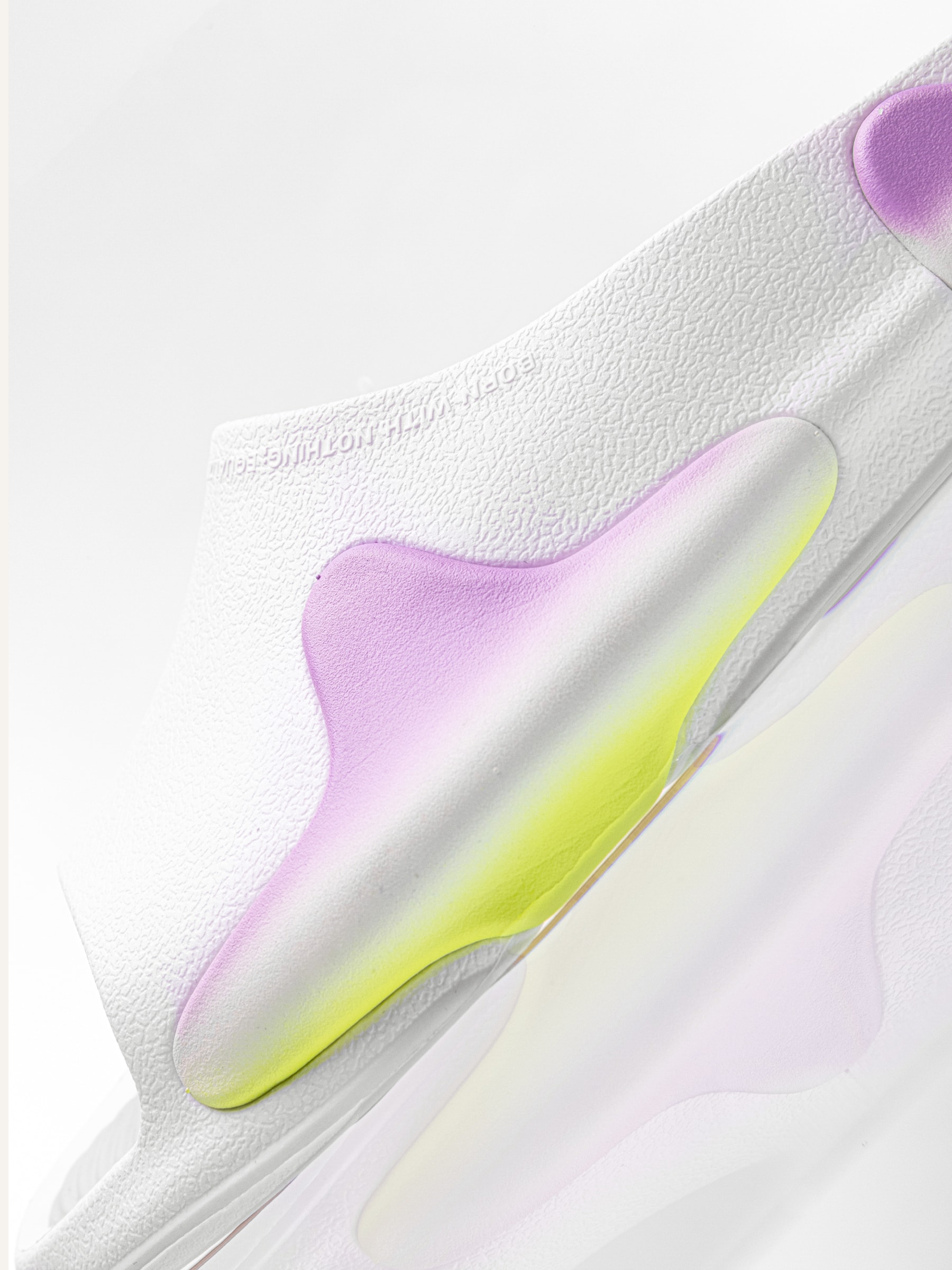 EQUALIZER OASIS 拖鞋推出全新白紫绿限定配色