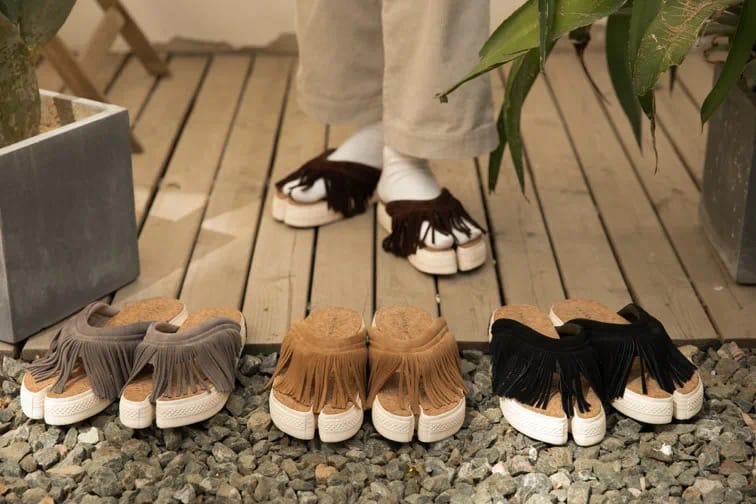 xVESSEL 正式带来 TASSEL TOE SLIDES 拖鞋系列