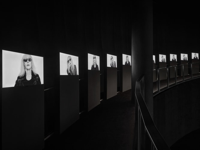 走进 YVES SAINT LAURENT 致敬 BETTY CATROUX 主题展览上海站