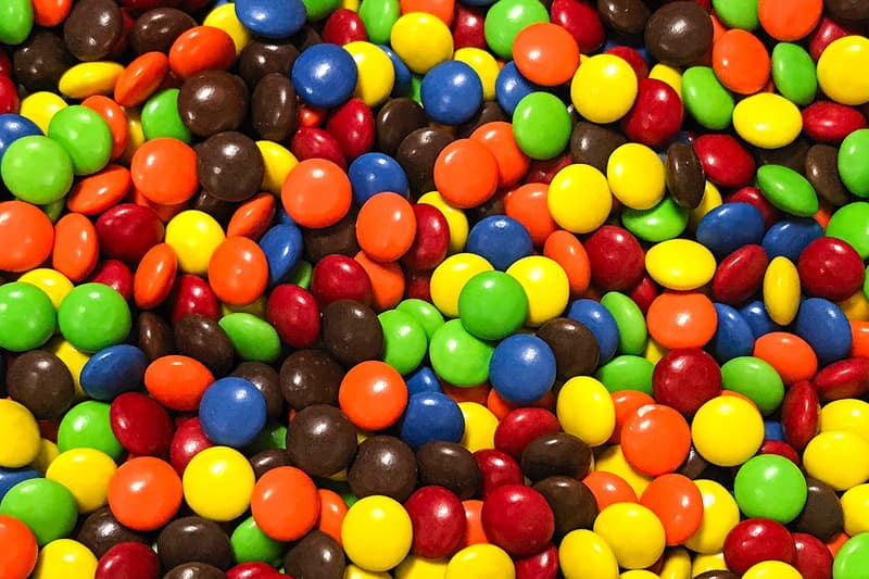 英國男子成功堆疊 M&M 巧克力打破金氏世界紀錄