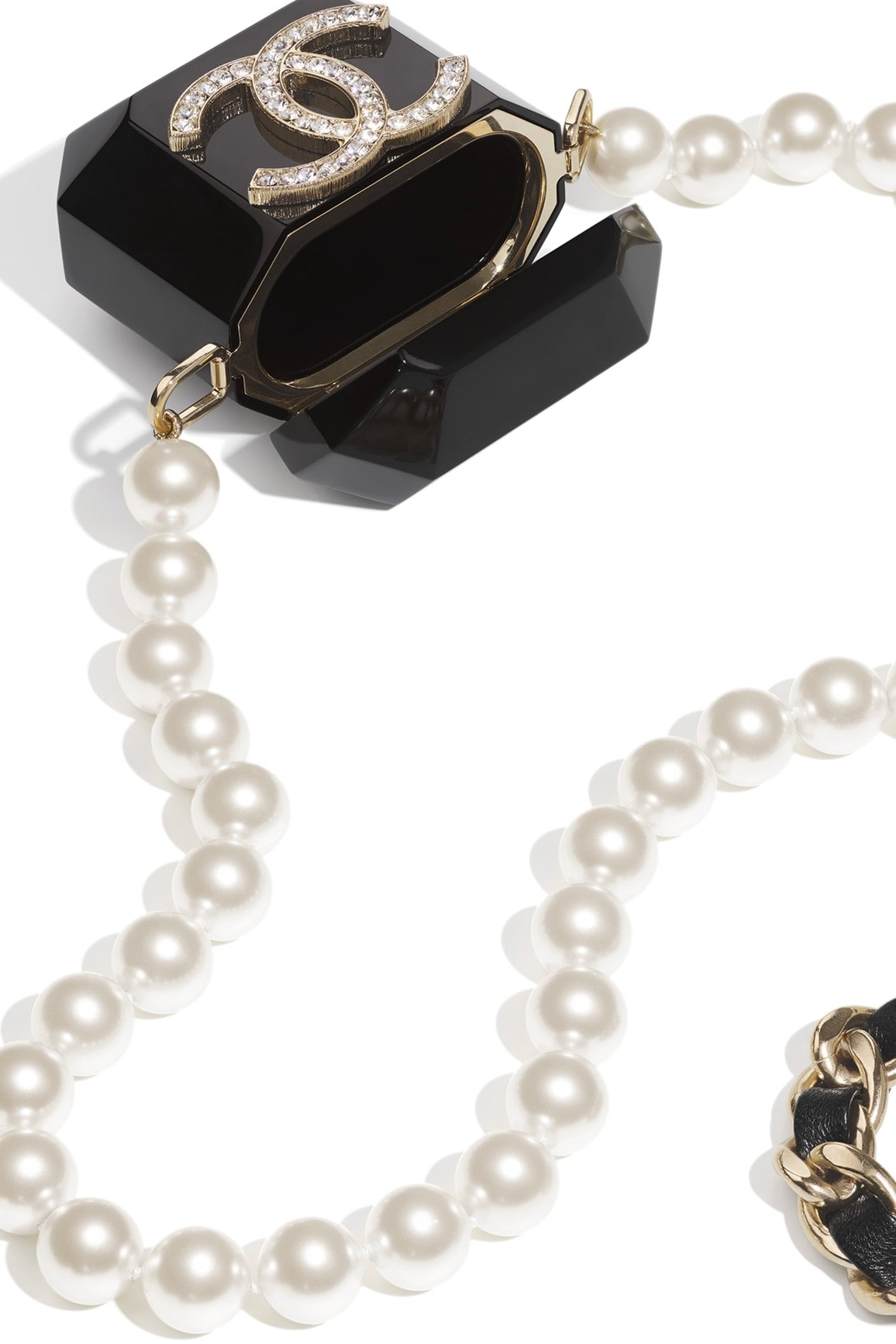 Chanel 推出要價 $2,675 美元 Apple AirPods 珍珠項鍊保護殼
