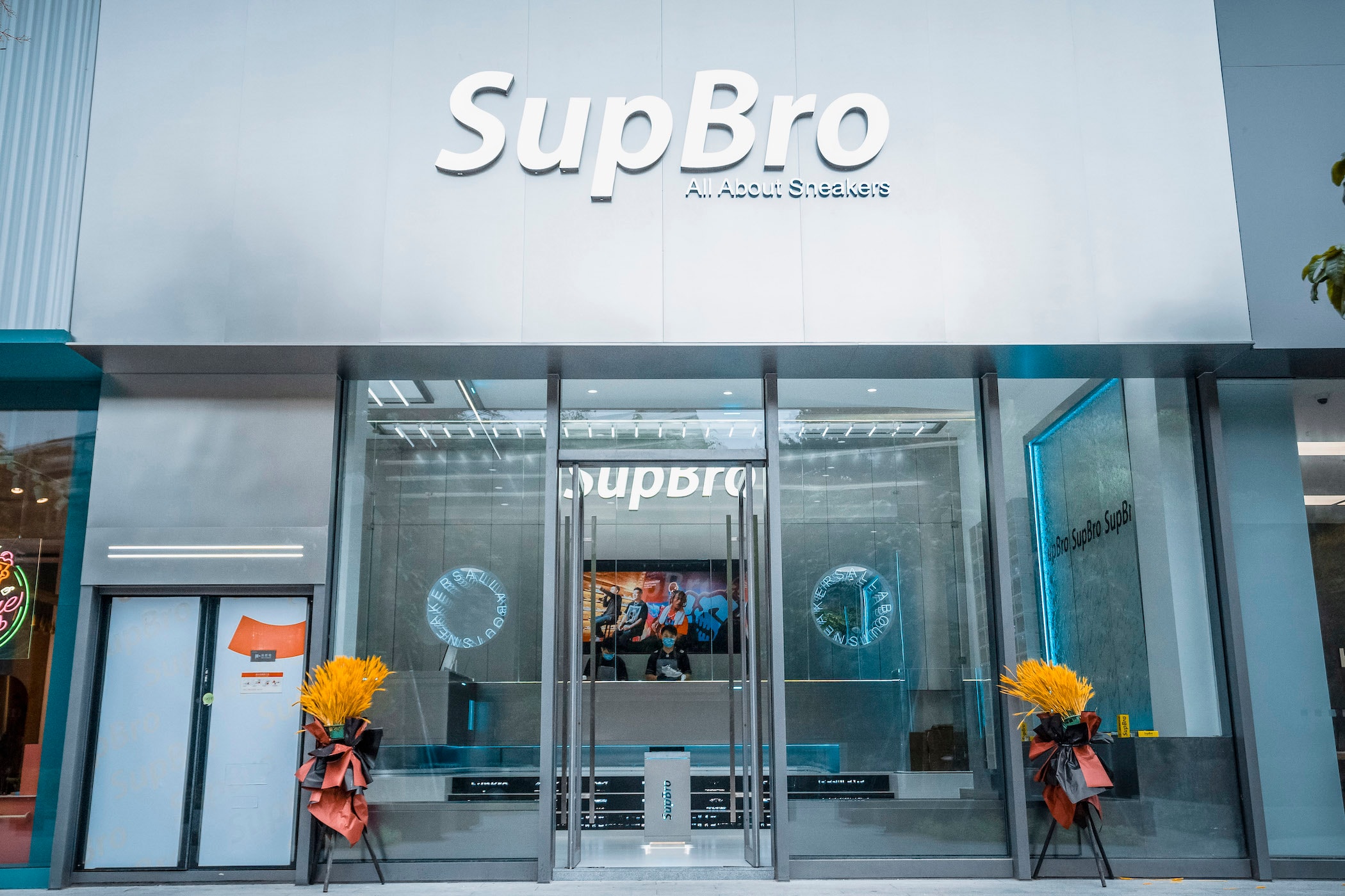 SupBro 于深圳开设首间洗鞋中心