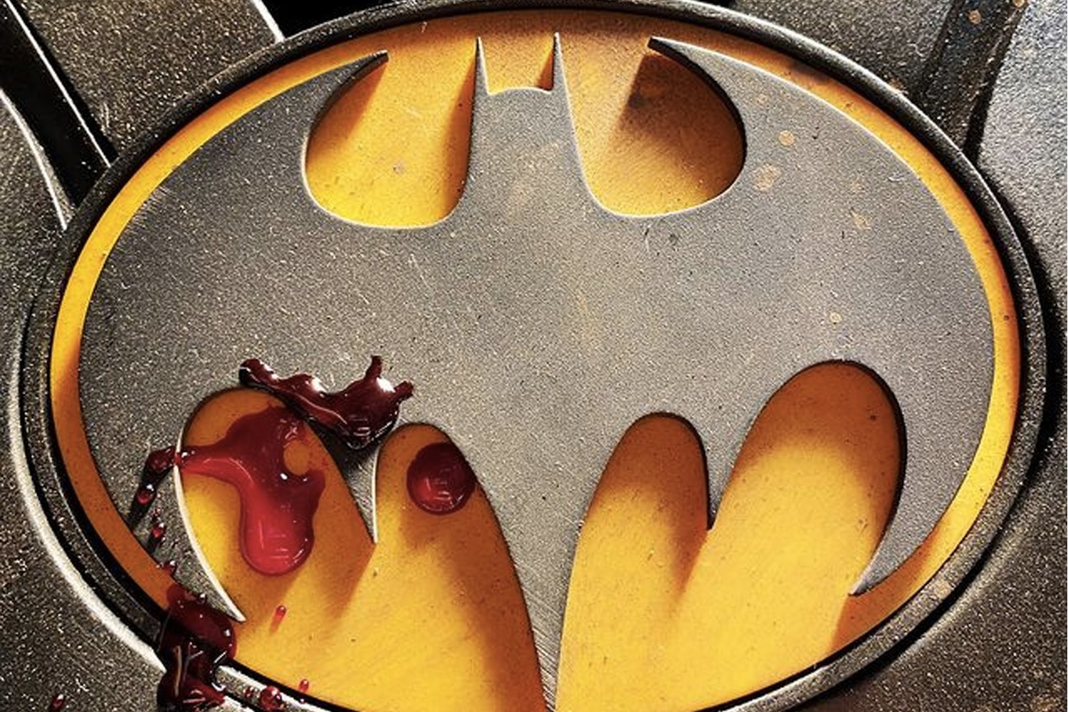 《閃電俠 The Flash》導演曝光 Michael Keaton 版本「蝙蝠俠」最新戰衣 Logo