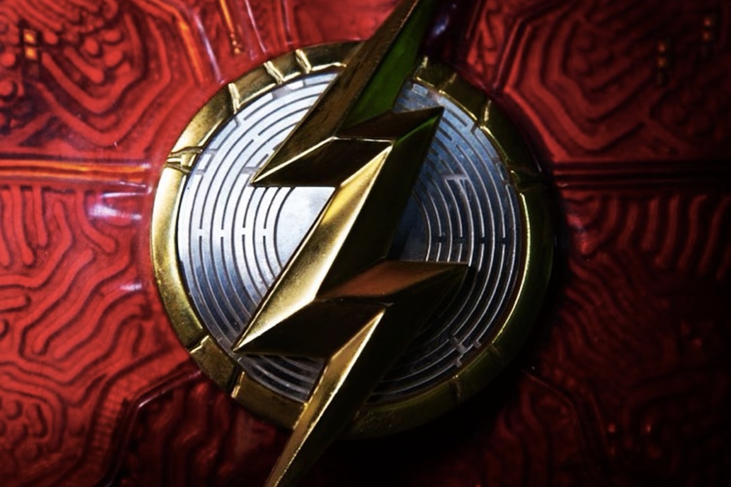 《The Flash》導演正式曝光 Ezra Miller 版本「閃電俠」最新戰衣 Logo