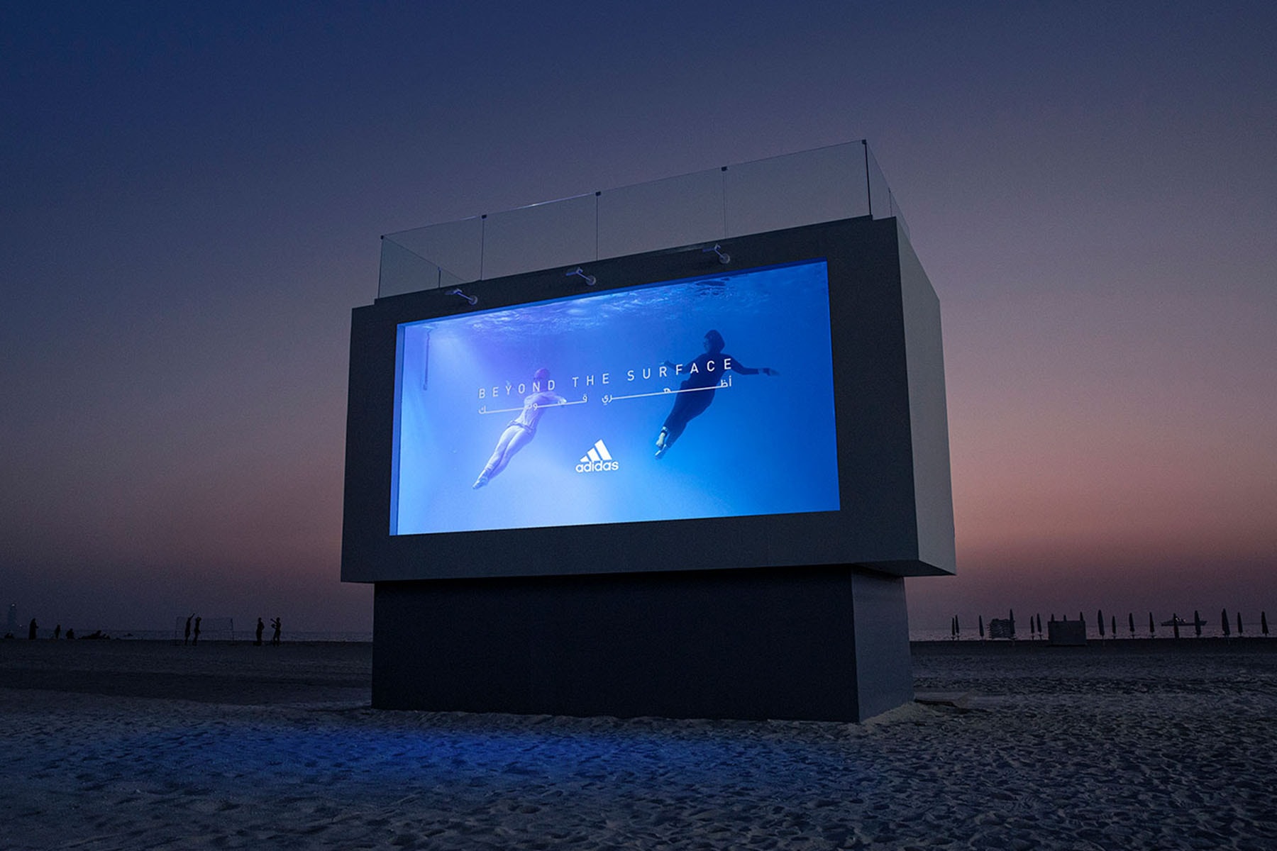 adidas 于迪拜海滩打造可实际潜入「水池广告牌」