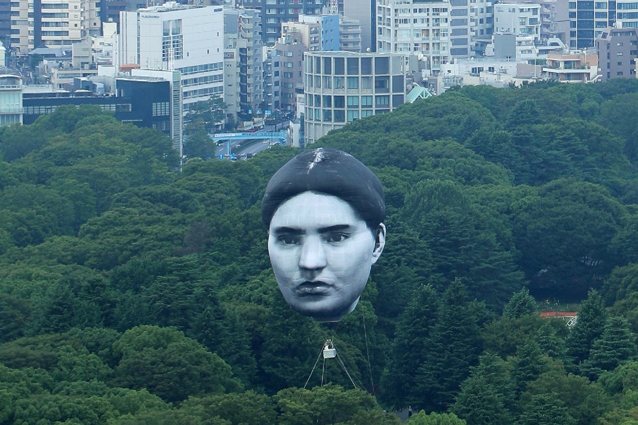 目 [mé]  打造「巨型人臉氣球」突襲漂浮東京上空