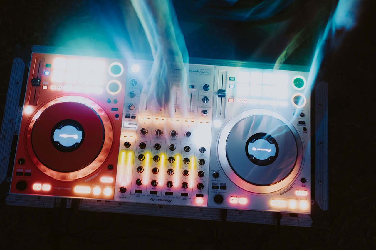 Virgil Abloh Off-White™ 携手 Pioneer 打造联乘 DJ 控制器