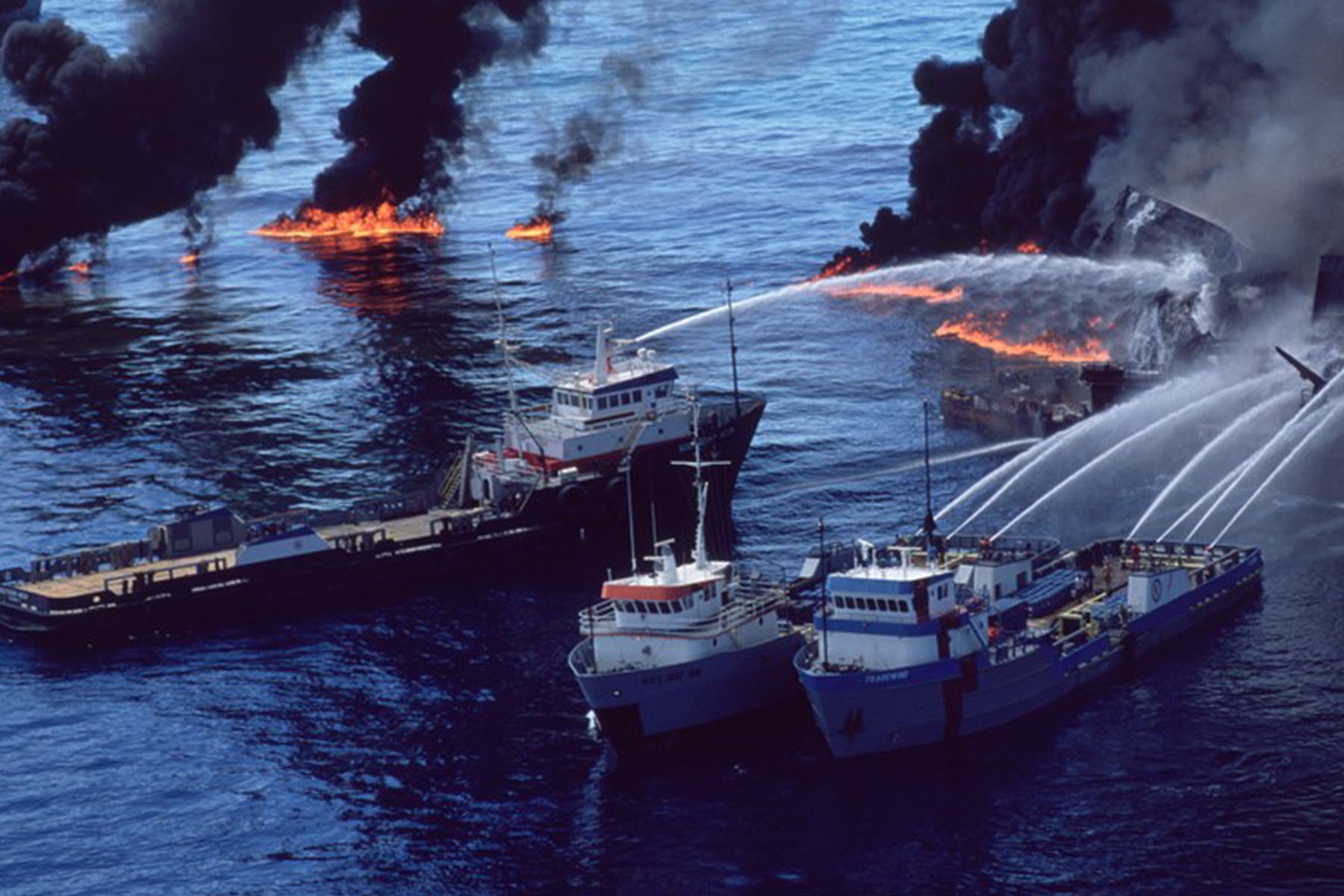 天然气海底管道泄漏导致墨西哥海面出现巨大火势