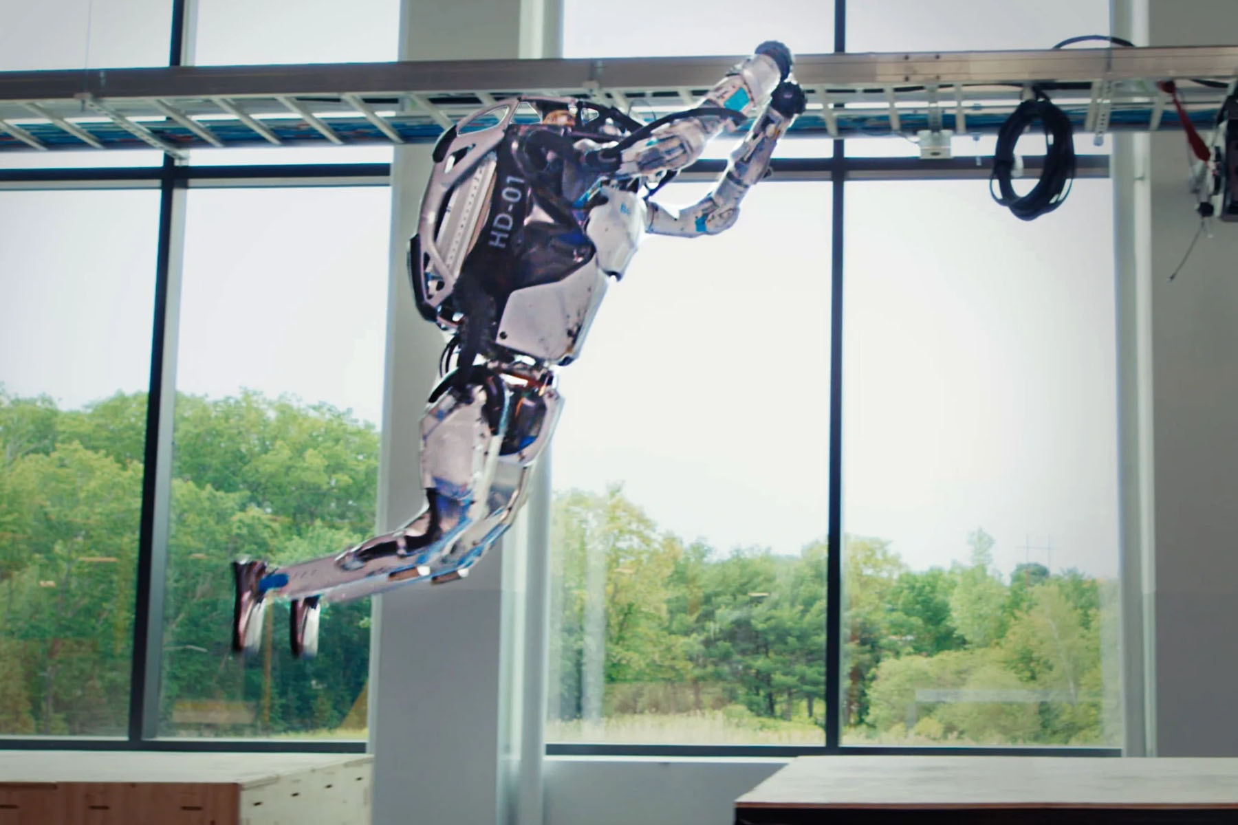 观赏 Boston Dynamics 旗下机器人 Atlas 进行「跑酷演练」