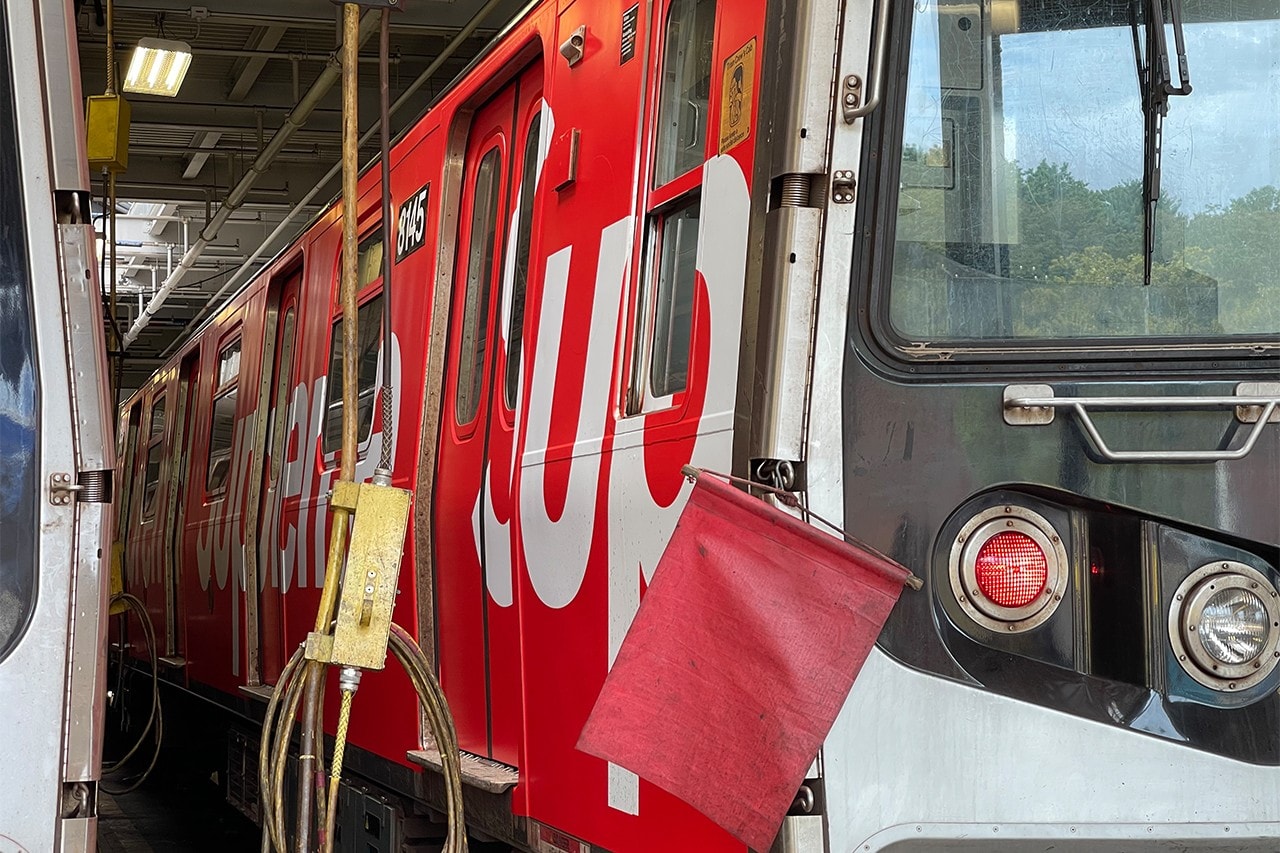 紐約地鐵驚見 Supreme Red Box 塗裝列車