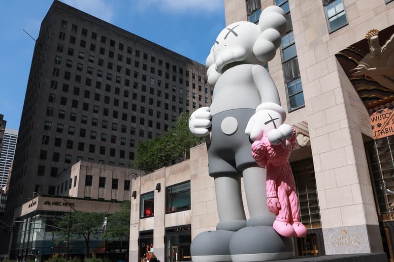 率先预览 KAWS 最新大型雕塑「SHARE」