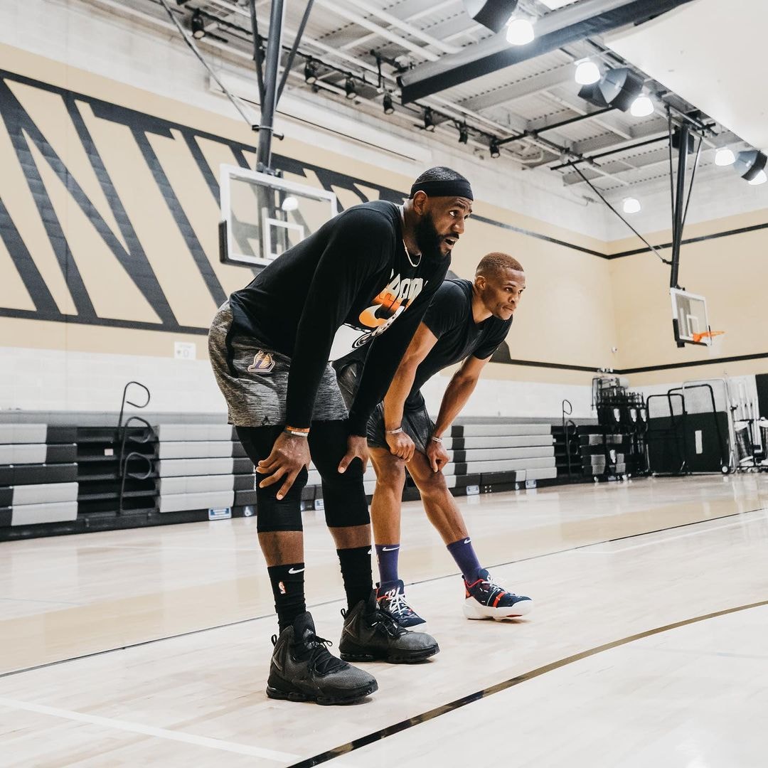 LeBron James 著用最新戰靴 Nike LeBron 19 與新隊友 Russell Westbrook 一同訓練