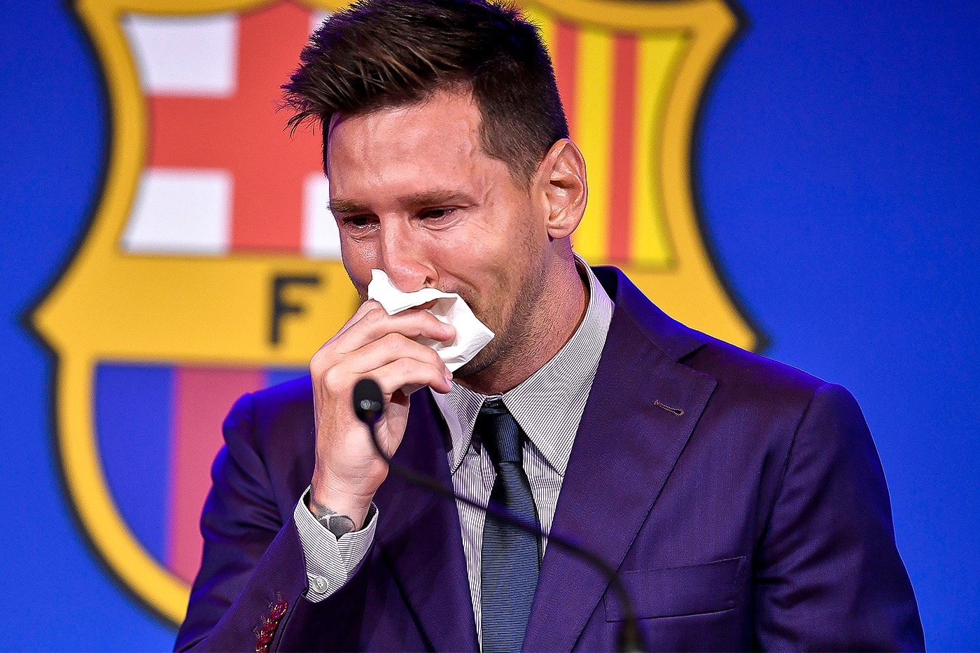 Lionel Messi 於 F.C. Barcelona 離隊記者會「拭淚用紙巾」網上展開販售