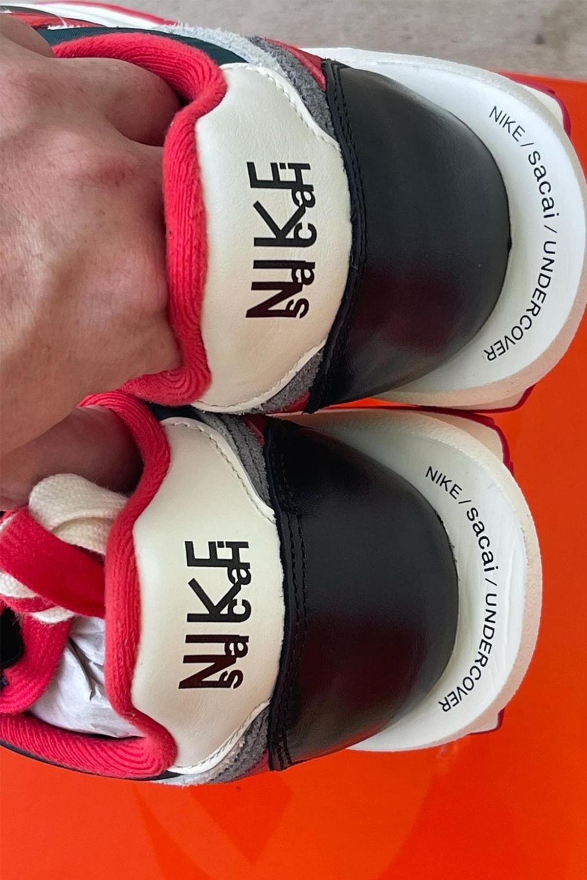 UNDERCOVER x sacai x Nike LDWaffle「Midnight Spruce/University Red」清晰圖輯曝光