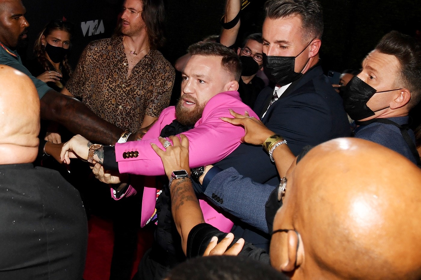 Conor McGregor 與 Machine Gun Kelly 於 MTV VMA 頒獎典禮發生衝突
