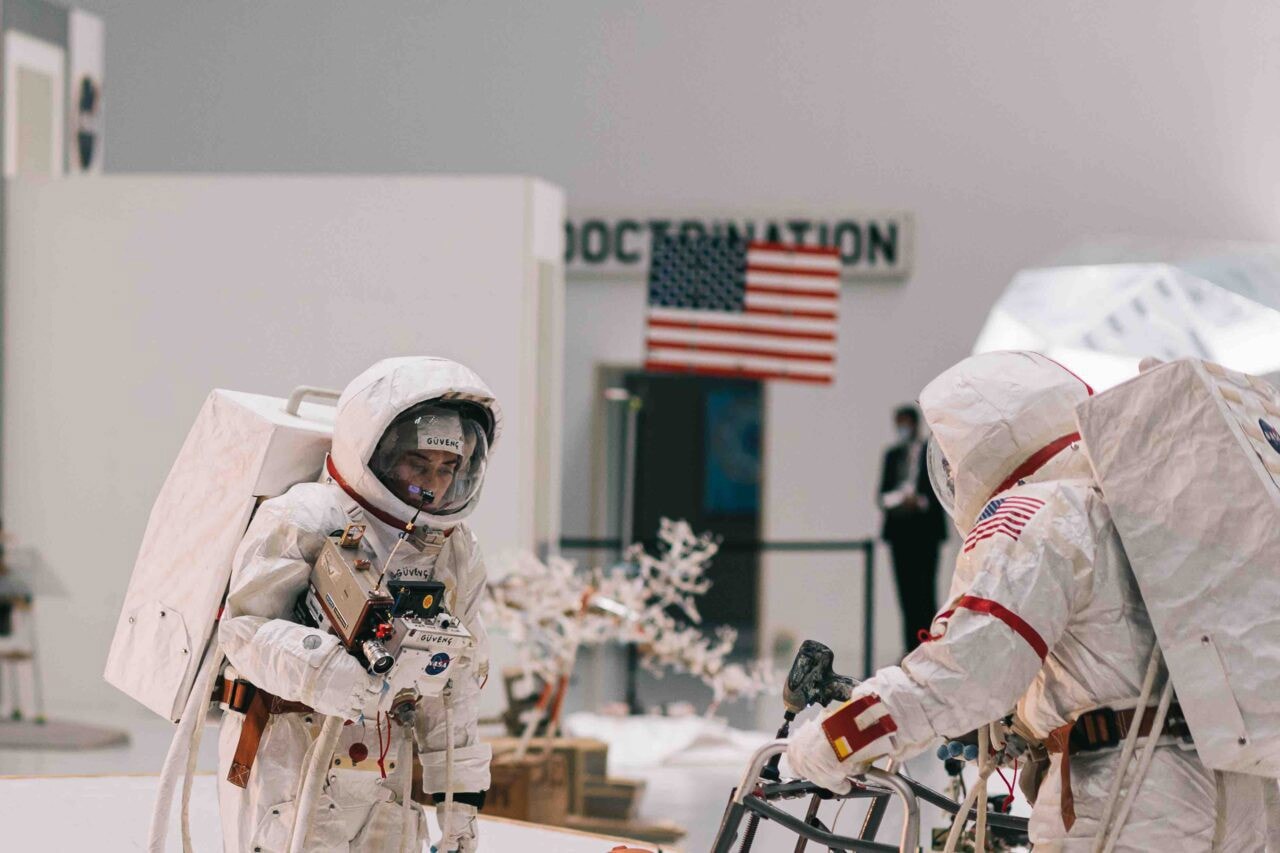 率先走進 Tom Sachs 最新藝術概念展覽「SPACE PROGRAM: RARE EARTHS」