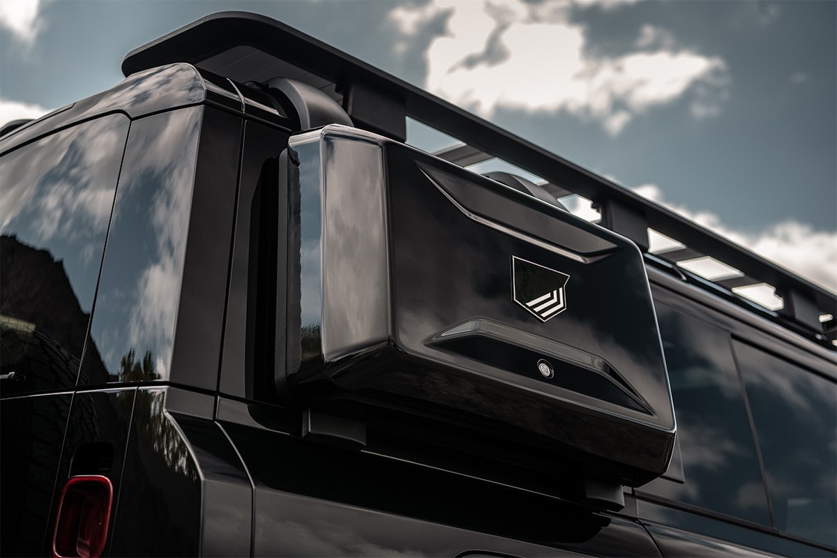 Heritage Customs 全新 Land Rover Defender「Tuxedo Black」訂製車型登場
