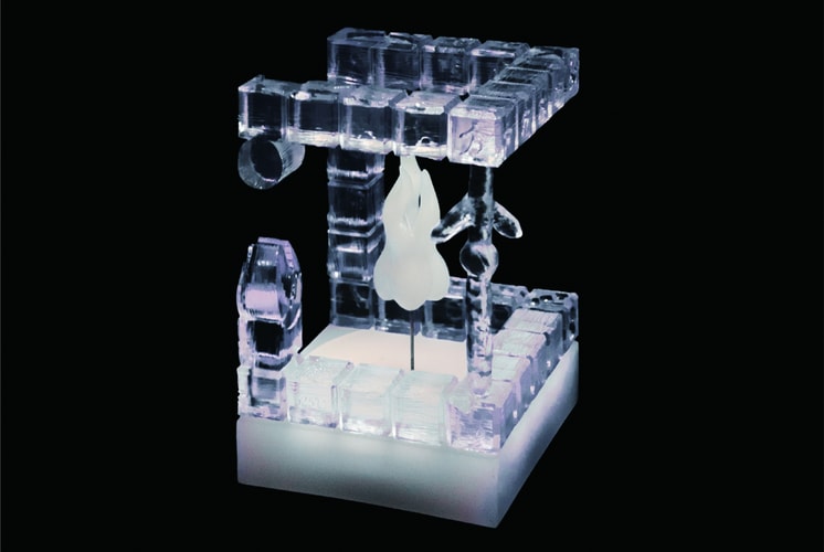 艺术家小龙花打造「火中的鸟鸣」雕塑