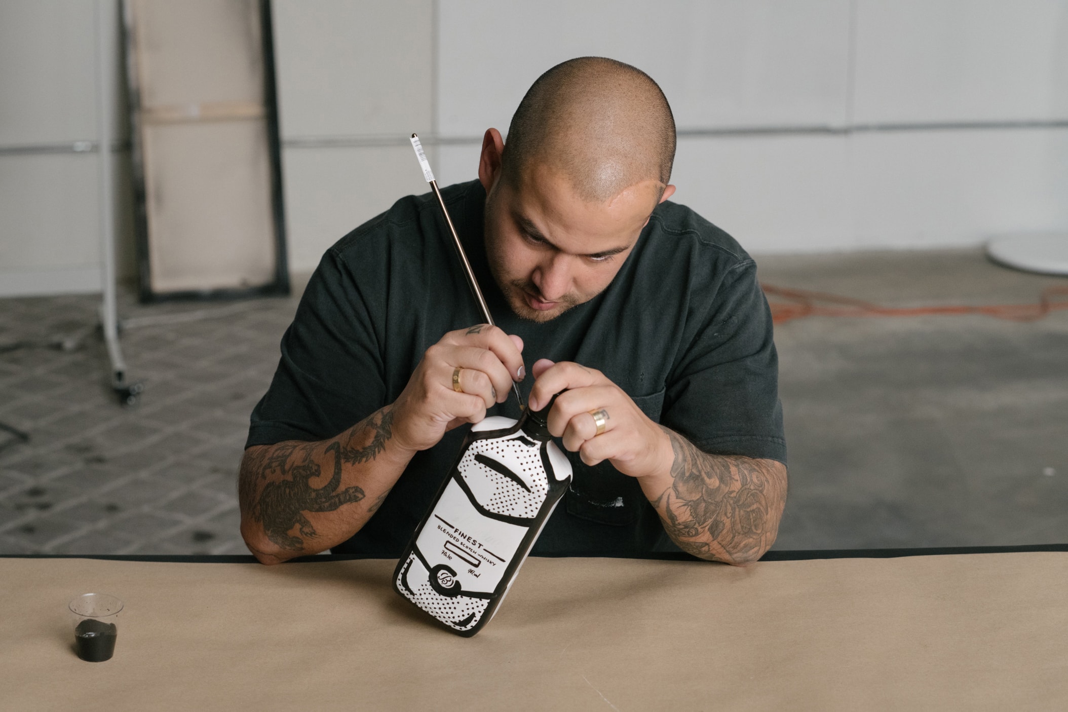 Joshua Vides 携手 BALLATINE'S 打造限量版瓶身设计