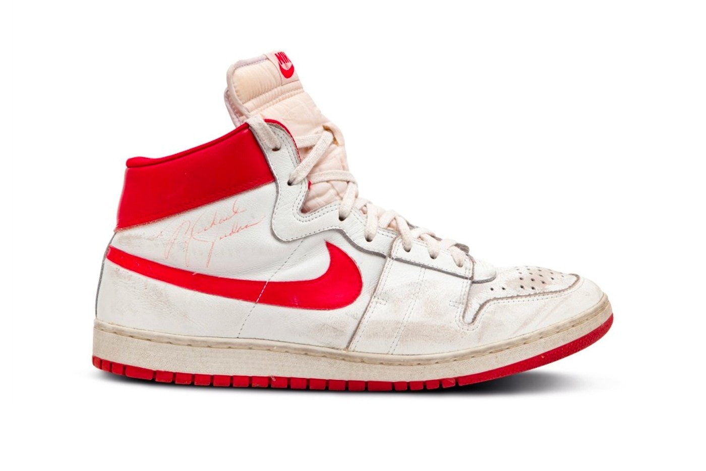 Michael Jordan 親筆簽名戰靴 Nike Air Ship 以天價美金成交