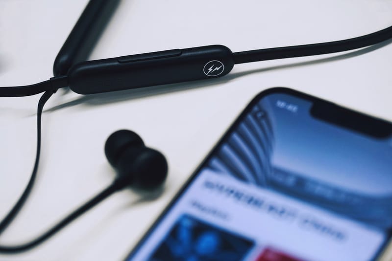 率先近赏 Beats Flex x fragment design 全新限量无线入耳式耳机