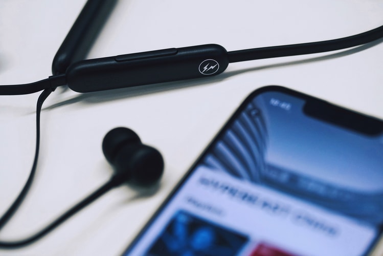 率先近赏 Beats Flex x fragment design 全新限量无线入耳式耳机