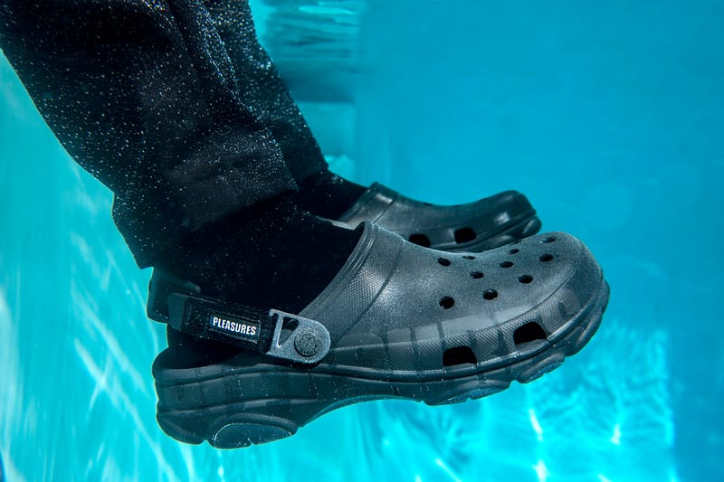 Crocs x PLEASURES 全新联名鞋款系列正式登场