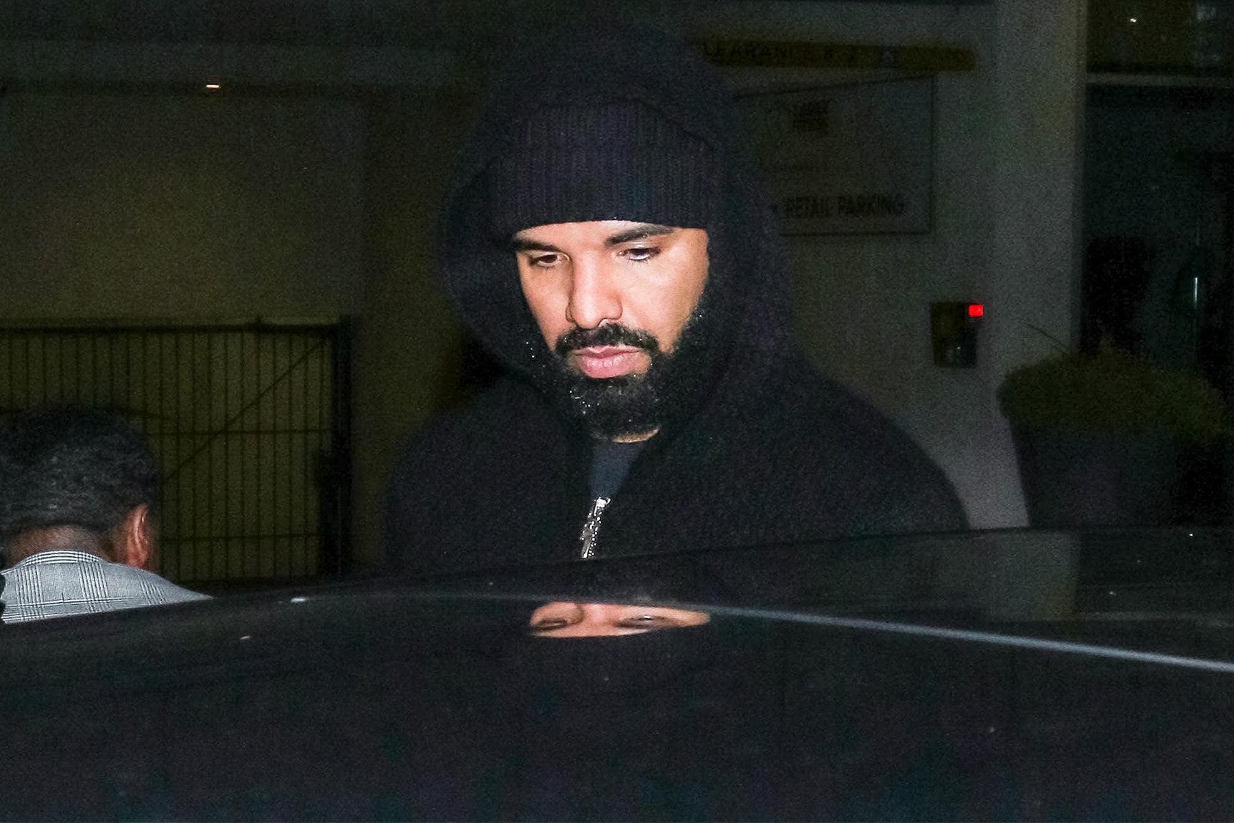 Drake 於聖誕夜多倫多街頭派發大量現金