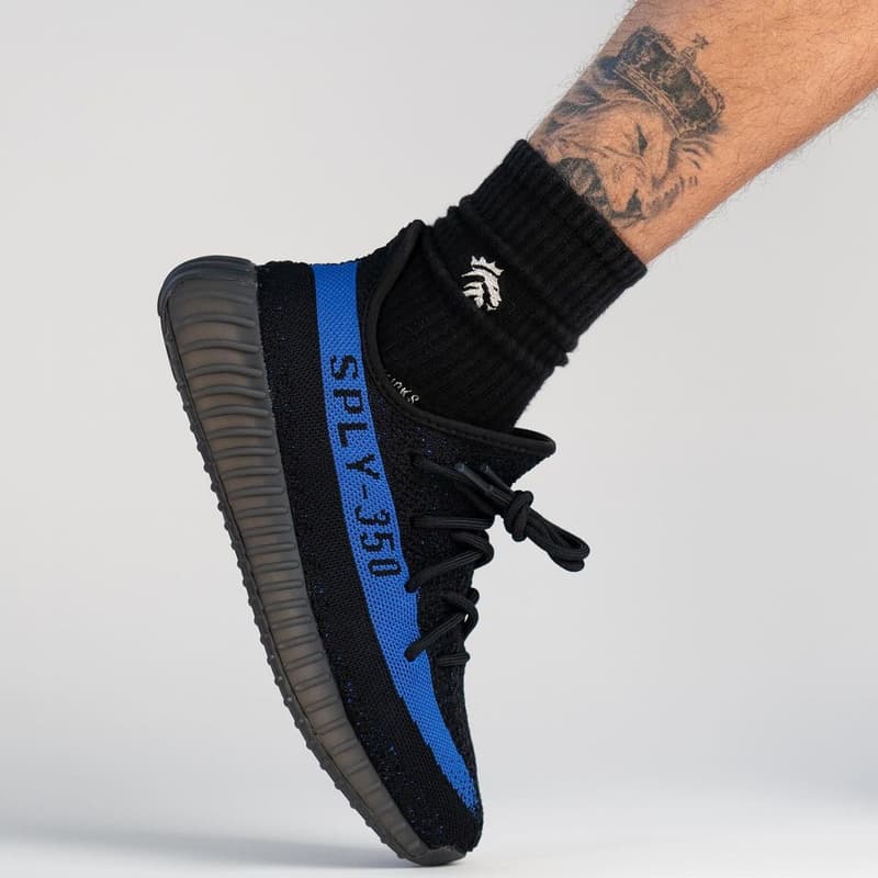 近賞 YEEZY BOOST 350 V2 最新配色「Dazzling Blue」上腳圖輯