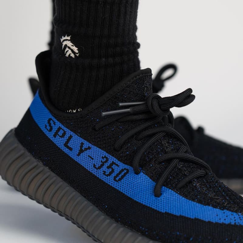 近賞 YEEZY BOOST 350 V2 最新配色「Dazzling Blue」上腳圖輯