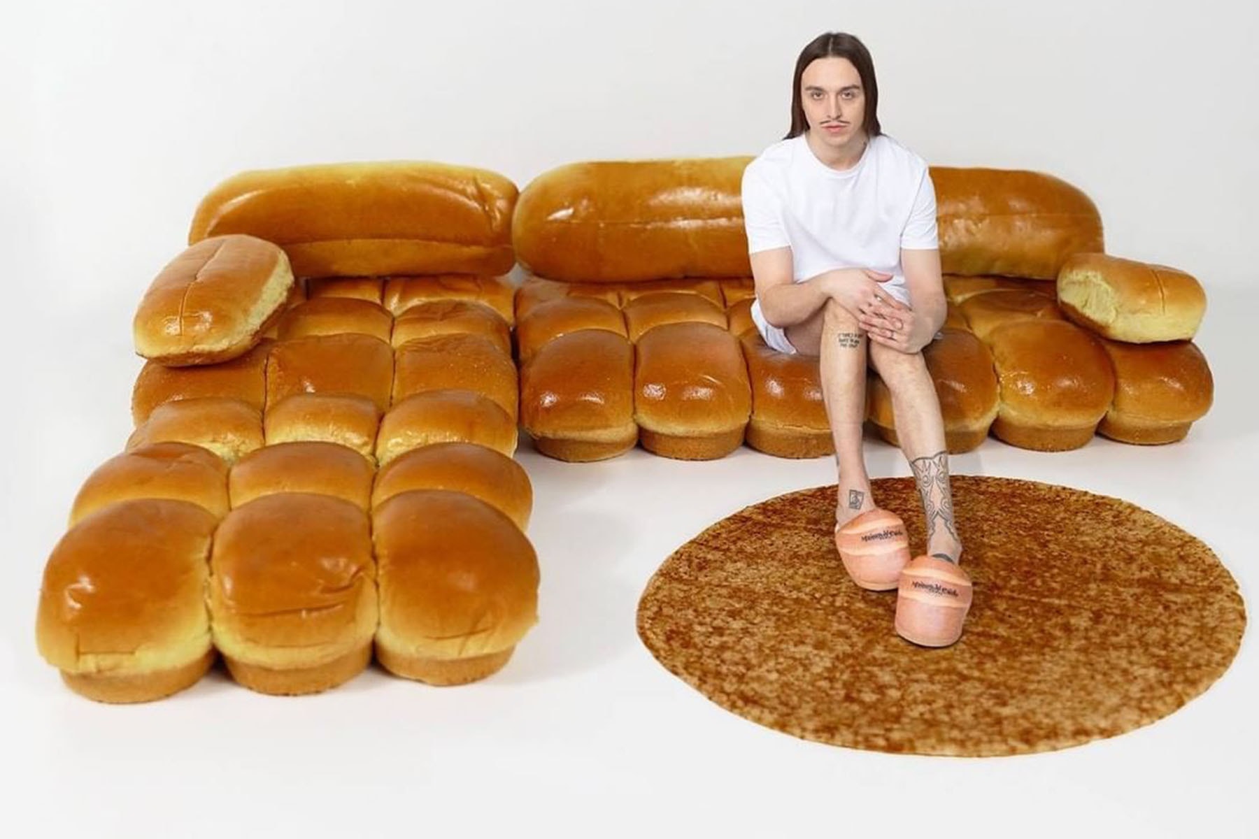 另類饒舌歌手 Tommy Cash 或將攜手 Gab Bois、IKEA 推出最新聯名麵包沙發