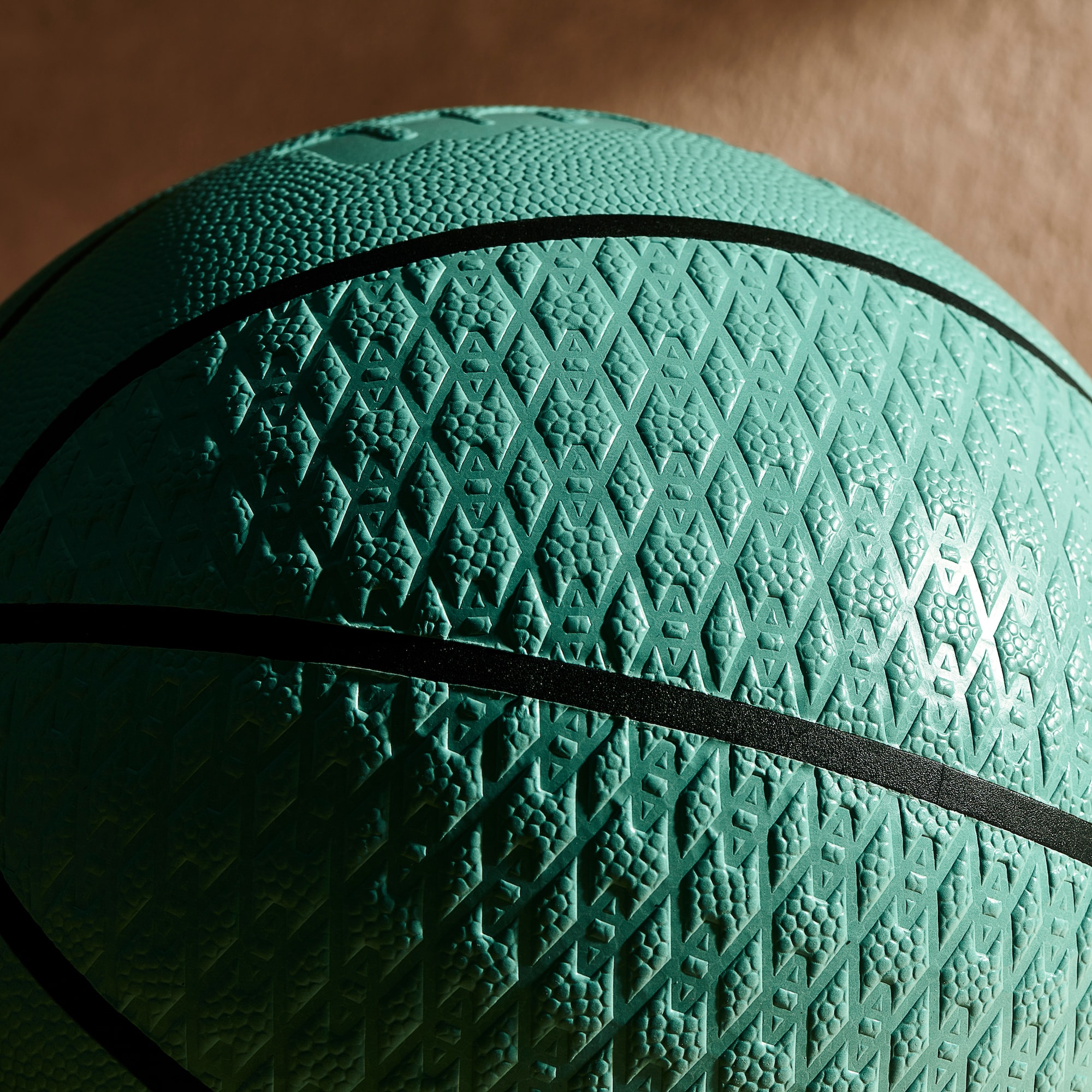 Tiffany & Co. 携手 Daniel Arsham 打造限量版 Tiffany Blue 篮球
