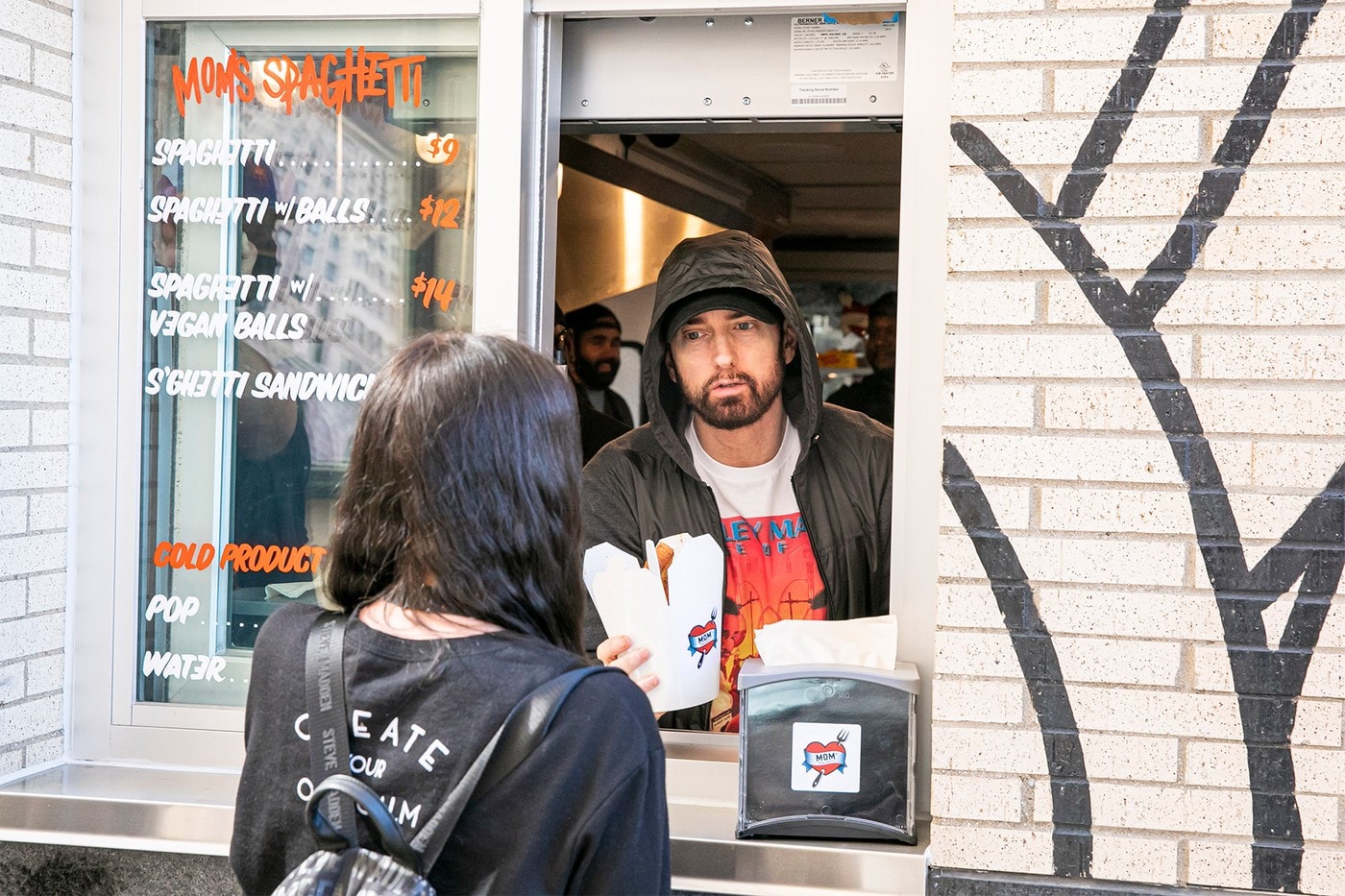 Eminem 餐廳「Mom’s Spaghetti」超級盃限定洛杉磯快閃店正式開賣