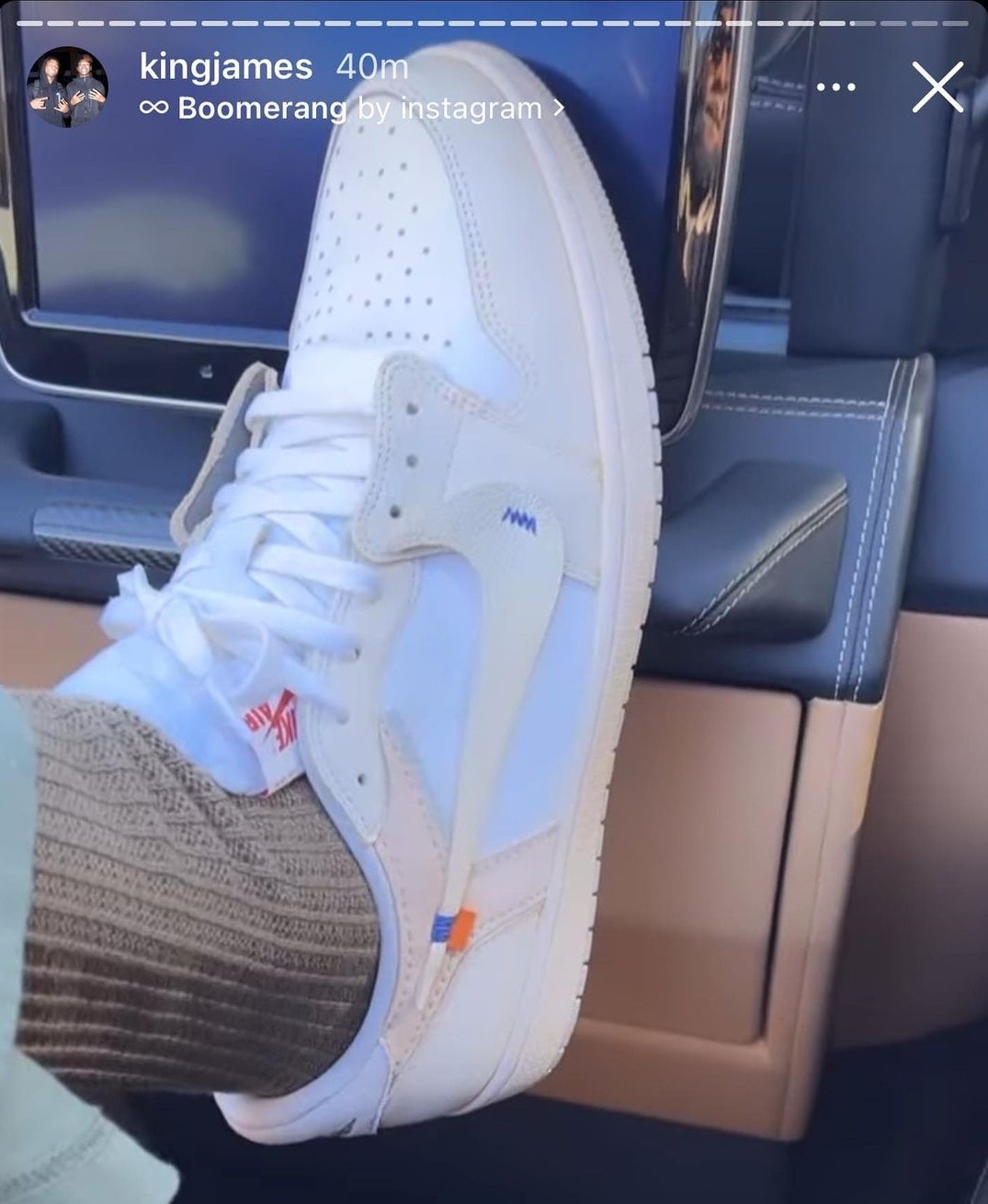 LeBron James 展示 Off-White™ x Air Jordan 1 Low「GOAT LOWS」專屬定製鞋款
