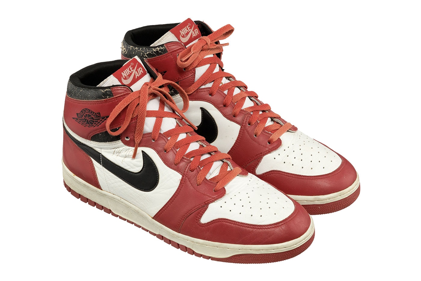Michael Jordan 1986 年 Nike Air Jordan 1 親筆簽名戰靴現正拍賣中