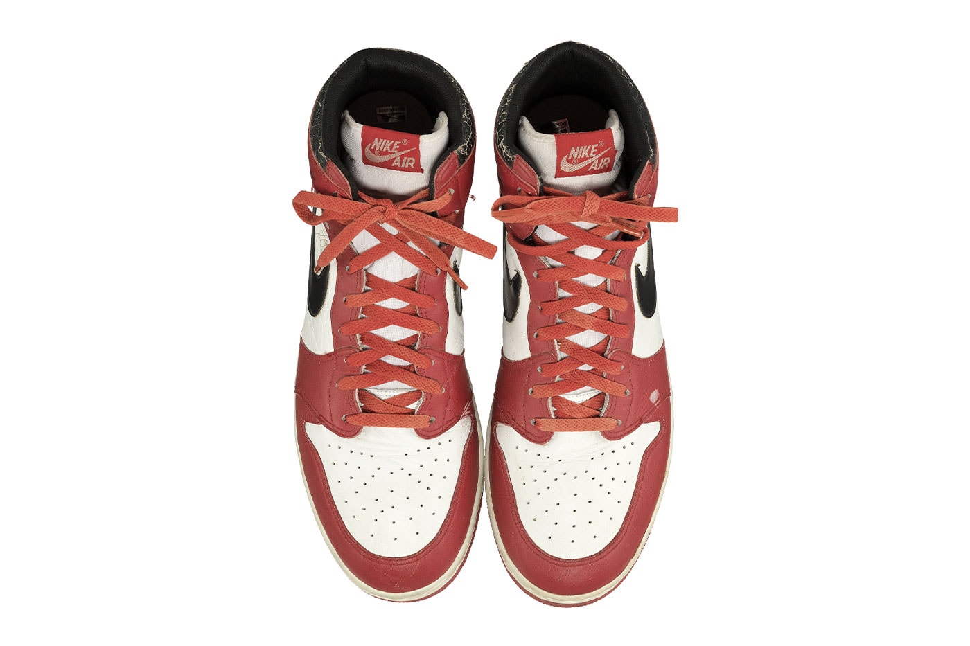 Michael Jordan 1986 年 Nike Air Jordan 1 親筆簽名戰靴現正拍賣中