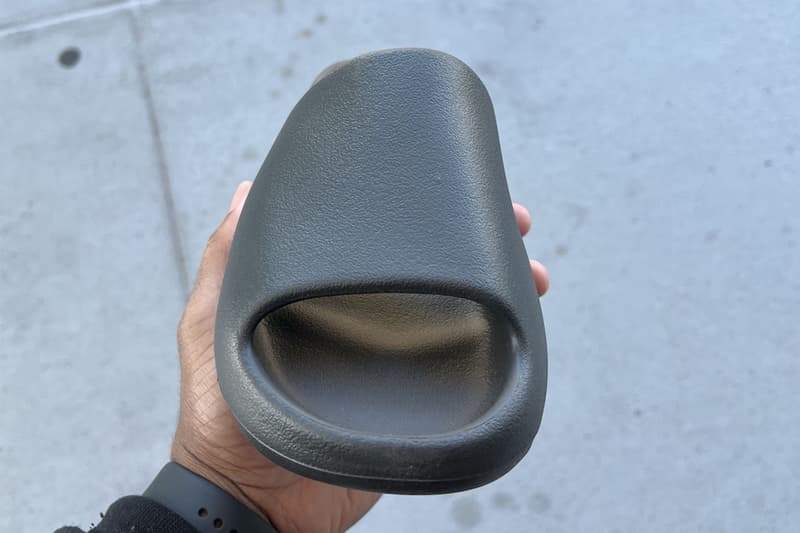 率先近賞 adidas YEEZY SLIDE 最新黑魂配色「Onyx」