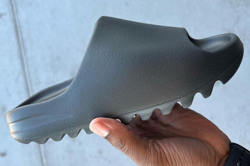 率先近賞 adidas YEEZY SLIDE 最新黑魂配色「Onyx」