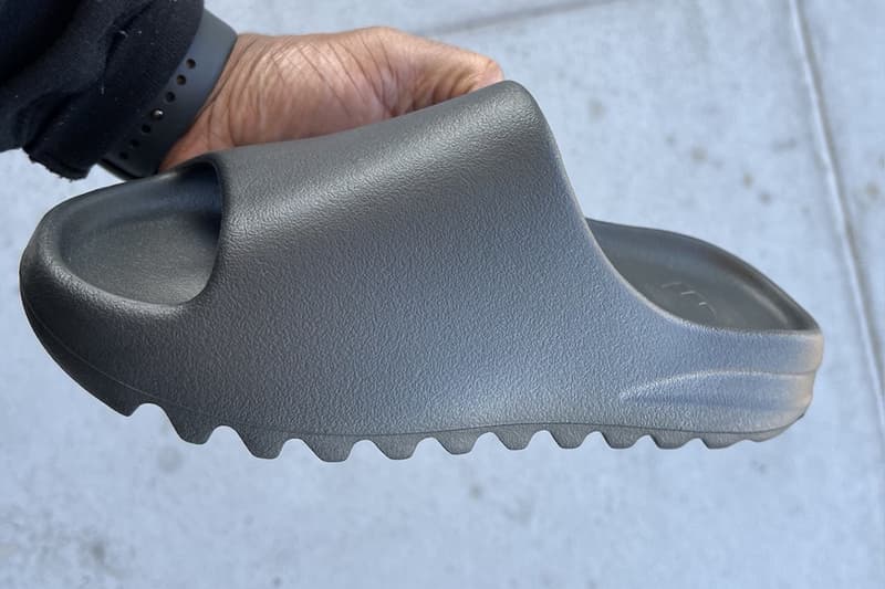 率先近賞 adidas YEEZY SLIDE 最新黑魂配色「Onyx」