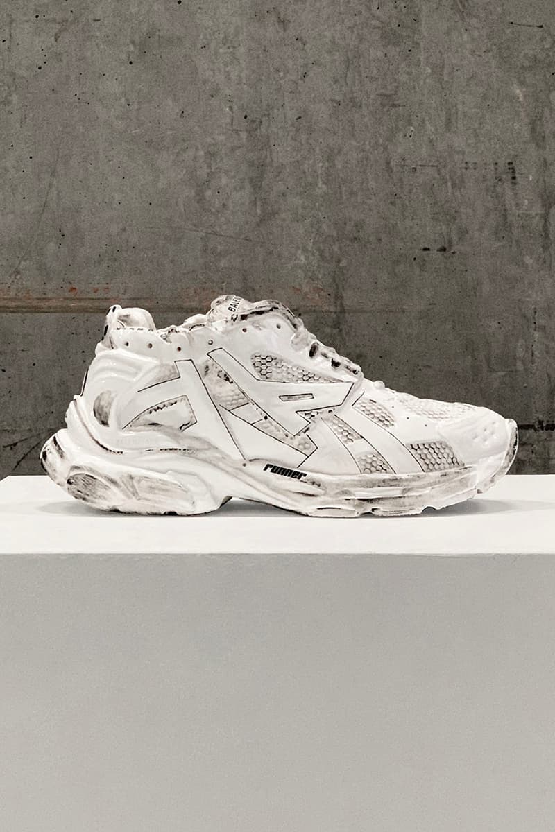 Balenciaga 推出價值 $7,290 美元的 Runner 運動鞋手工雕塑