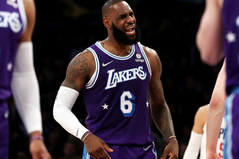 遭噓聲的同時,LeBron James 要求場邊球迷閉嘴:「Shut Your Ass up.」
