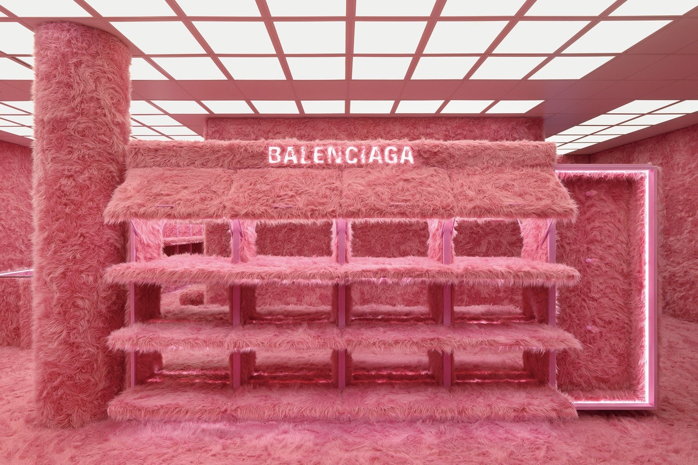 率先走進 Balenciaga「Le Cagole」系列倫敦期間限定店
