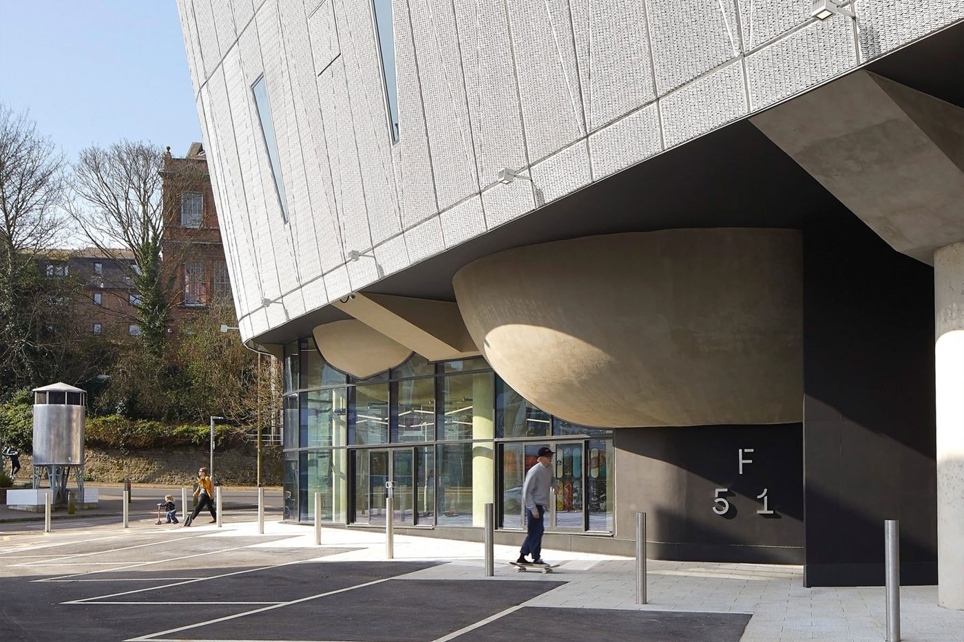 英國建築公司 Hollaway Studio 打造全球首個多樓層滑板場「F51」