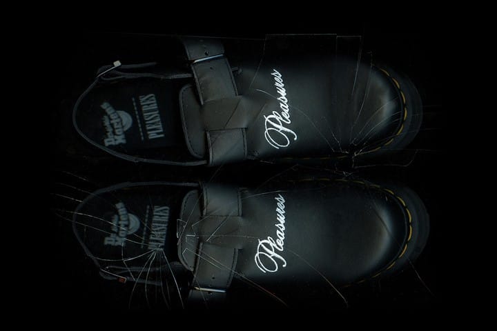 PLEASURES 再度携手 Dr. Martens 推出全新联名鞋款