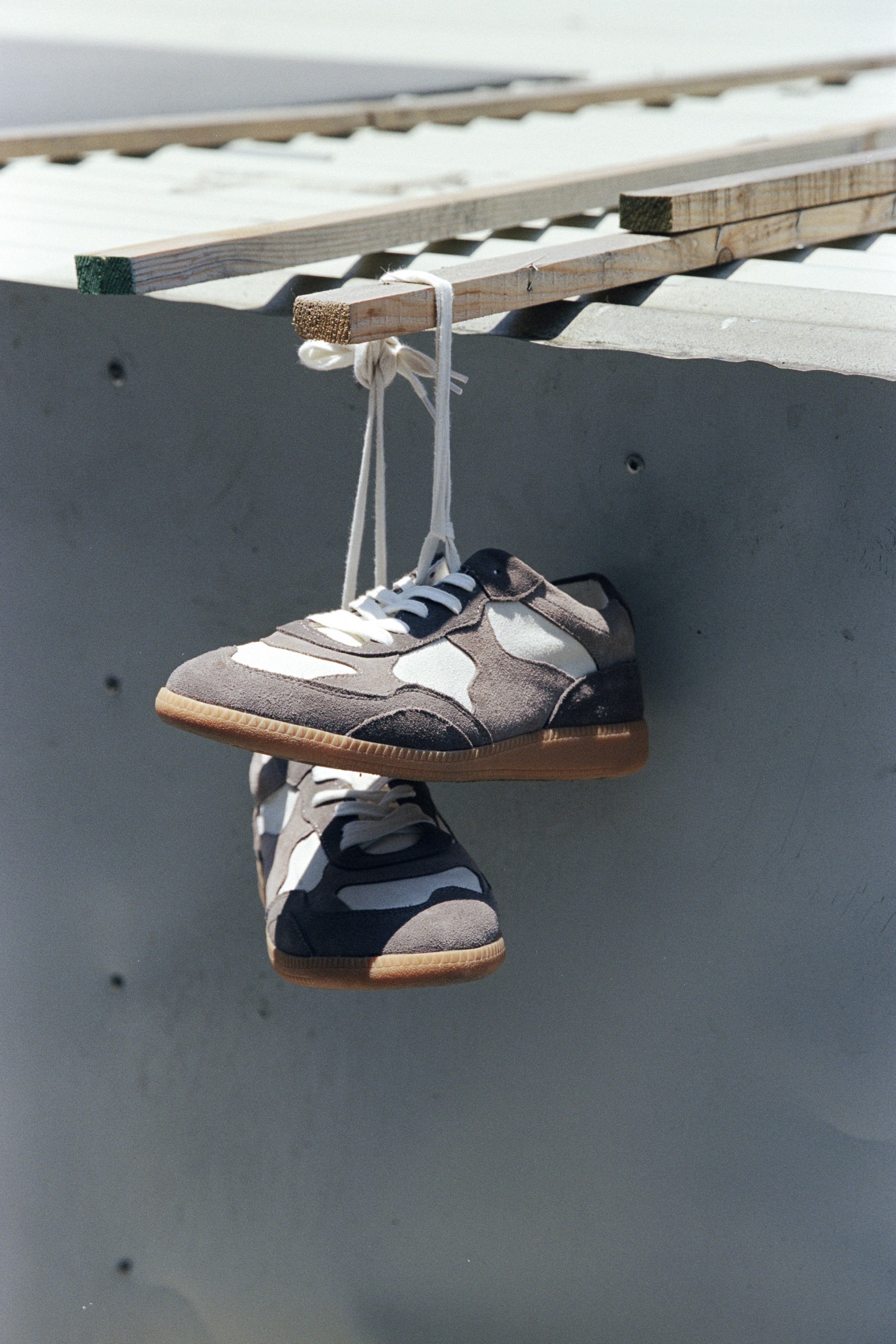 ROARINGWILD 推出首双德训鞋款「TRAINER 01」