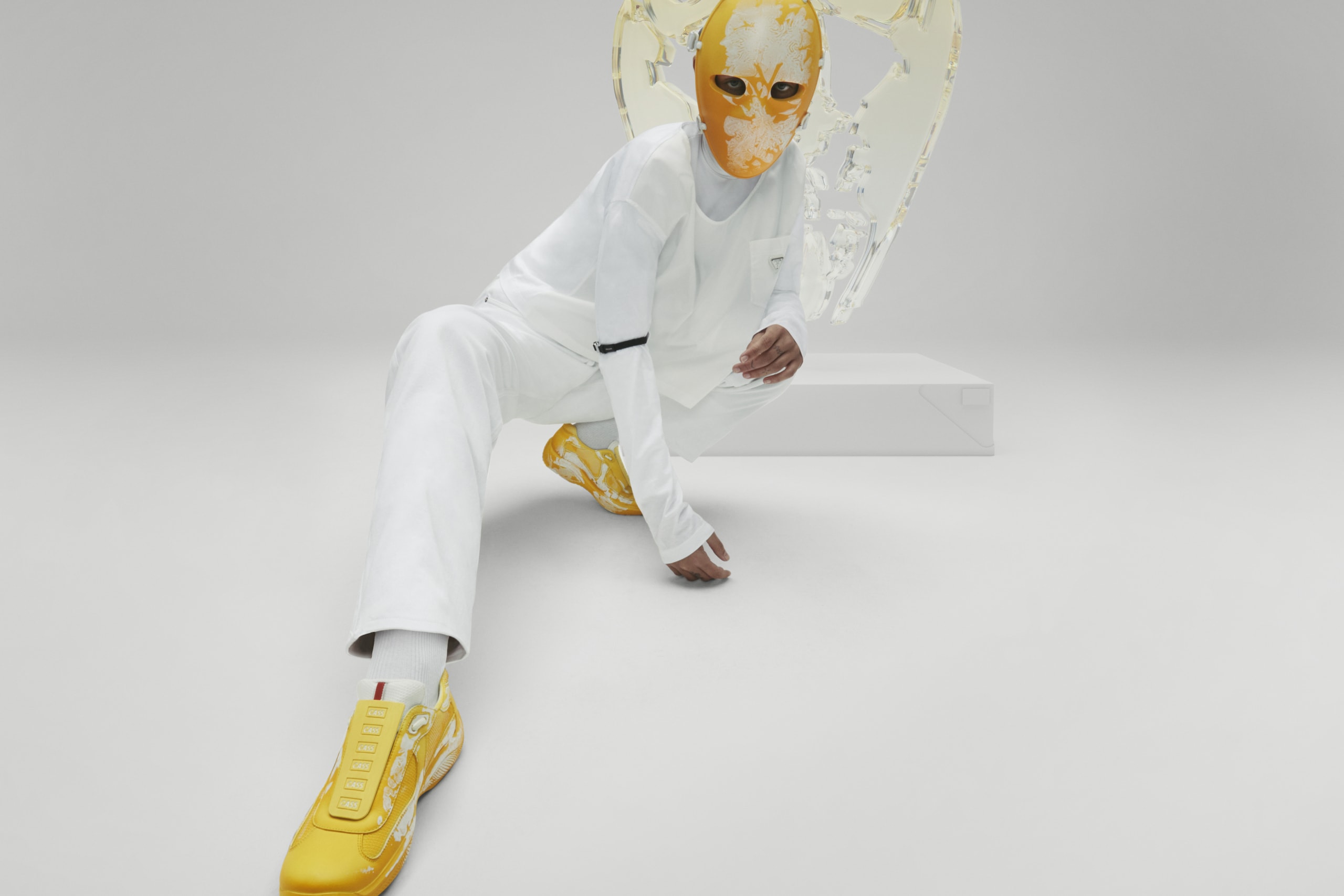 Prada 携手艺术家 Cassius Hirst 打造定制胶囊系列