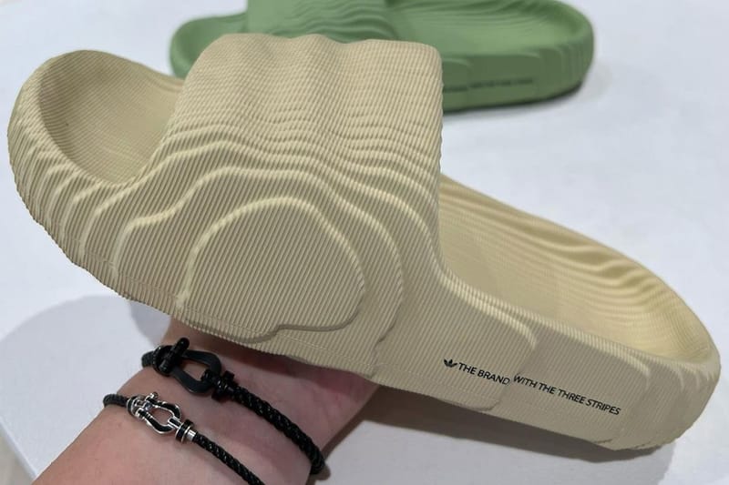 adidas Originals 全新拖鞋款式 Adilette 22 率先亮相